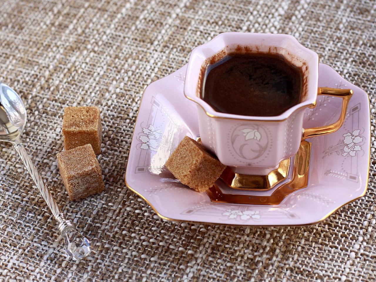 обои Чашка кофе с кубиками коричневого сахара фото