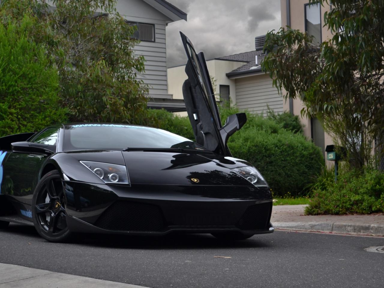 обои Черный Lamborghini с открытой дверью фото