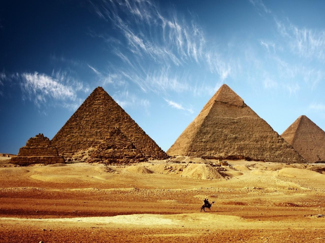 обои Величие пирамид на фоне неба фото
