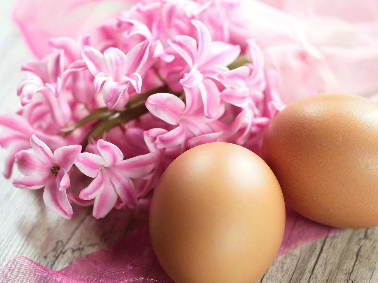 обои Свежие яйца и нежные цветы фото