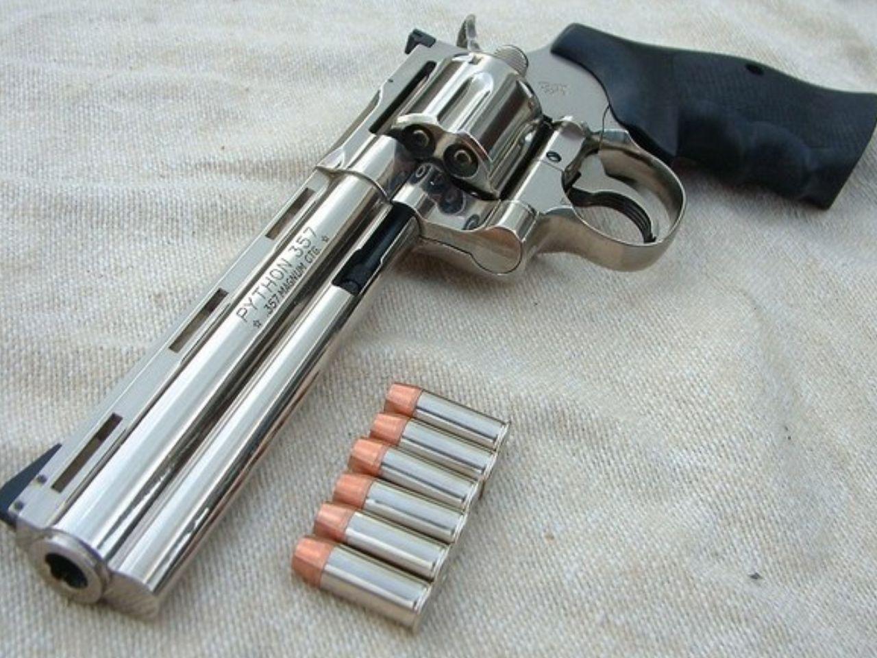 обои Кольт Пайтон - самый прекрасный серийный револьвер фото
