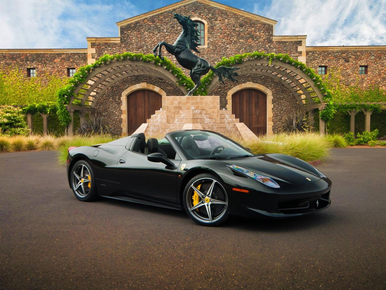 обои Черный Ferrari кабриолет у статуи фото
