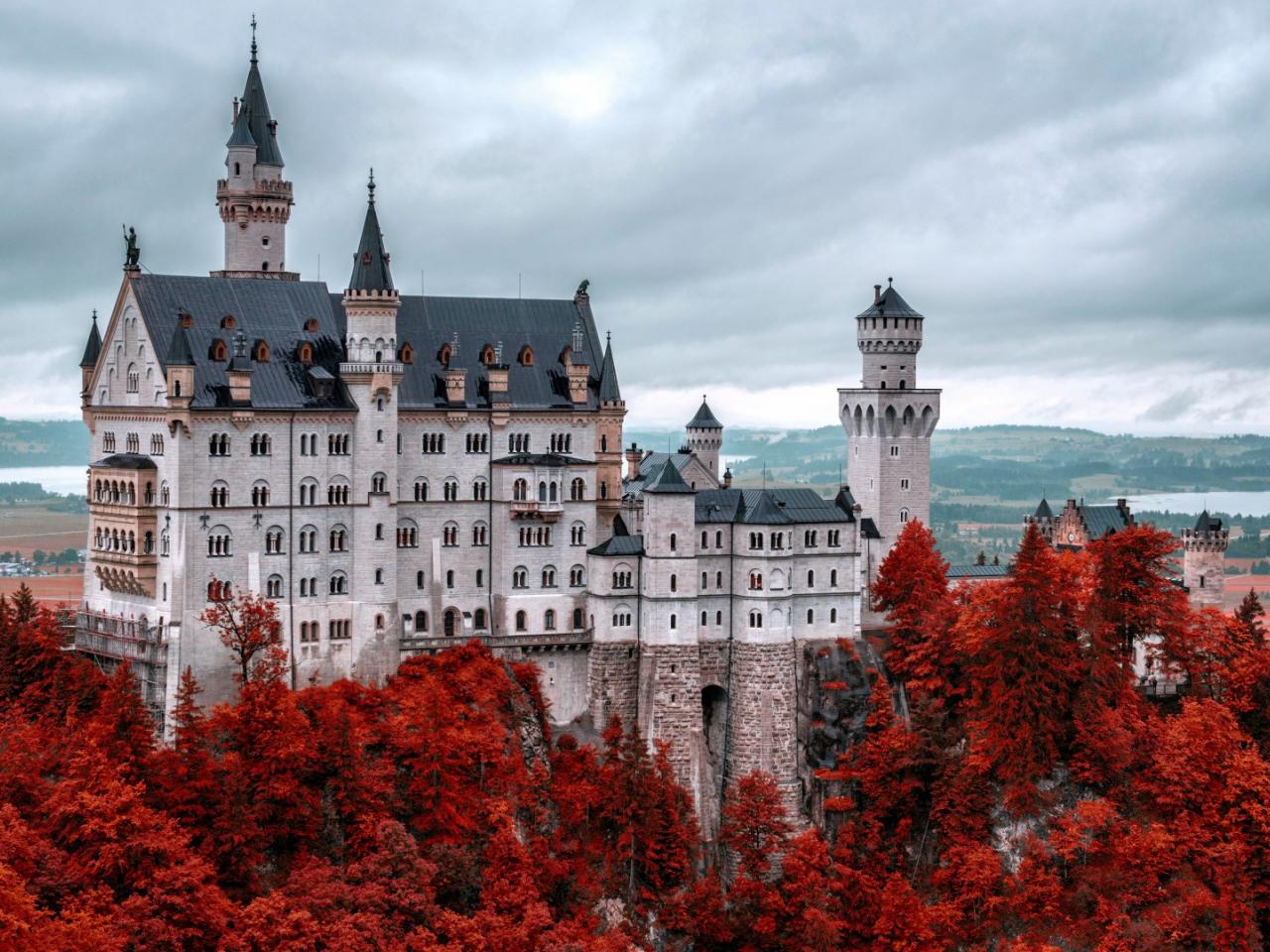 обои Многоэтажный замок в осенней листве фото