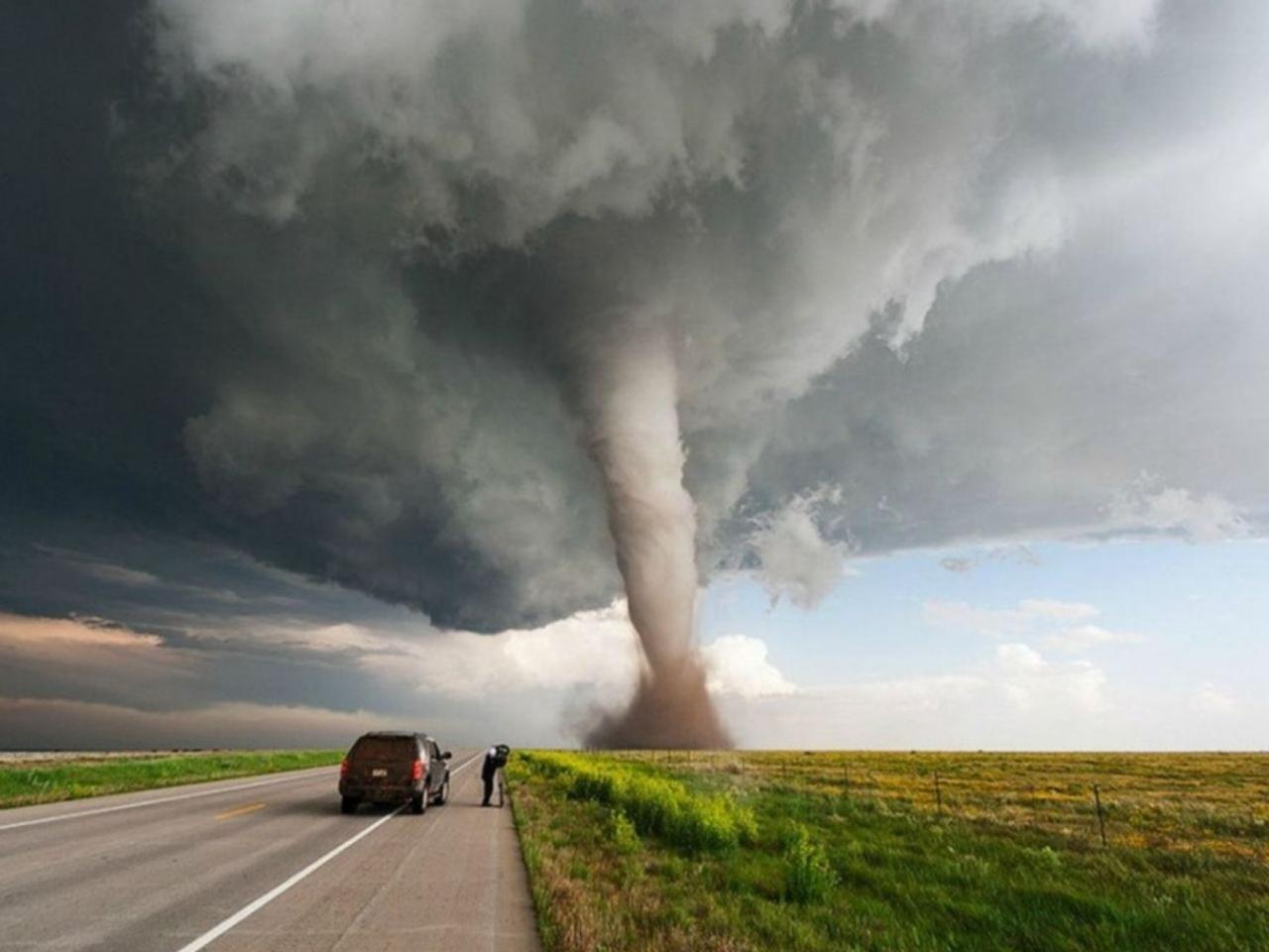 обои Торнадо в поле у дороги фото
