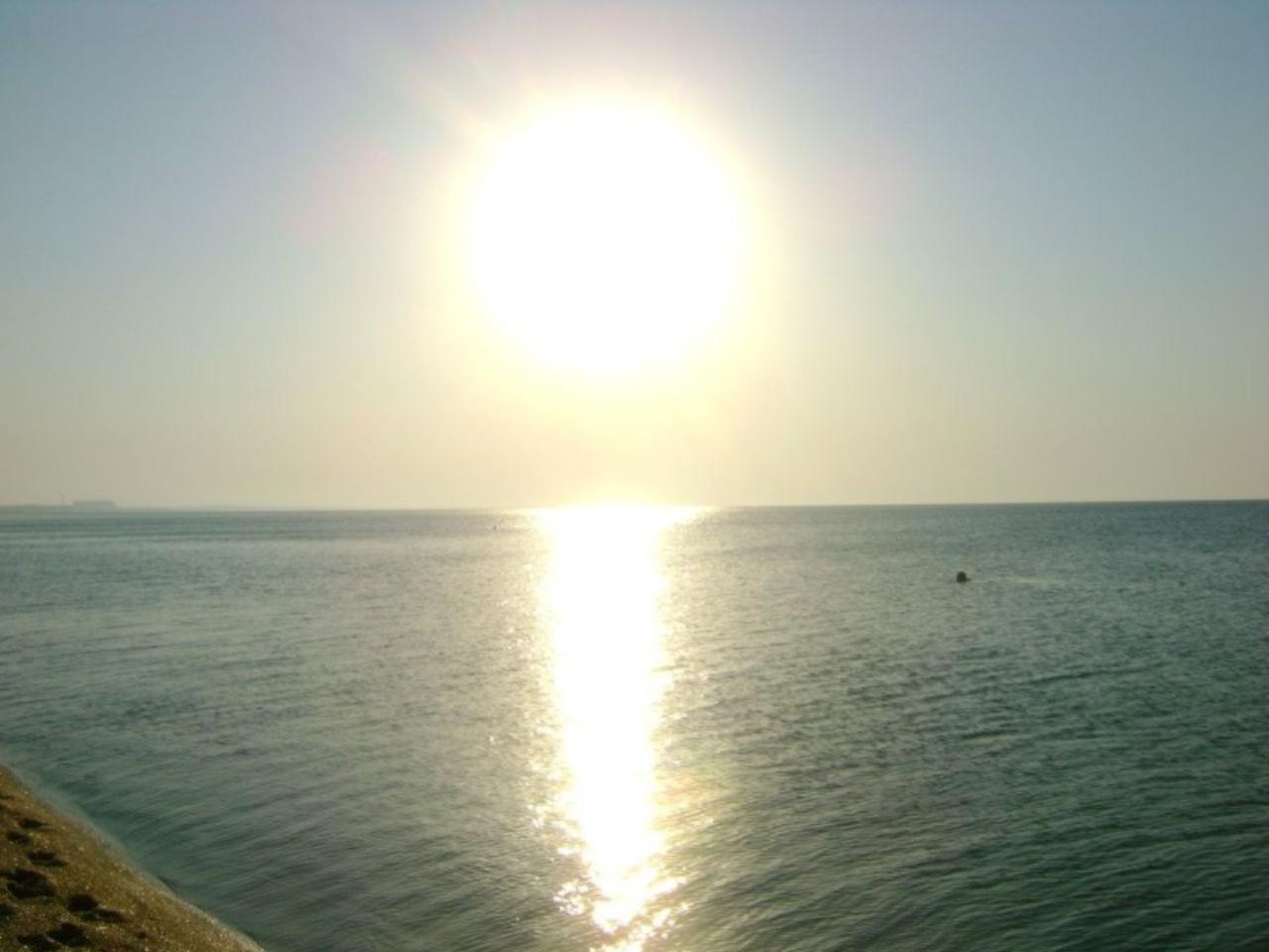 обои Яркое солнце над морем фото