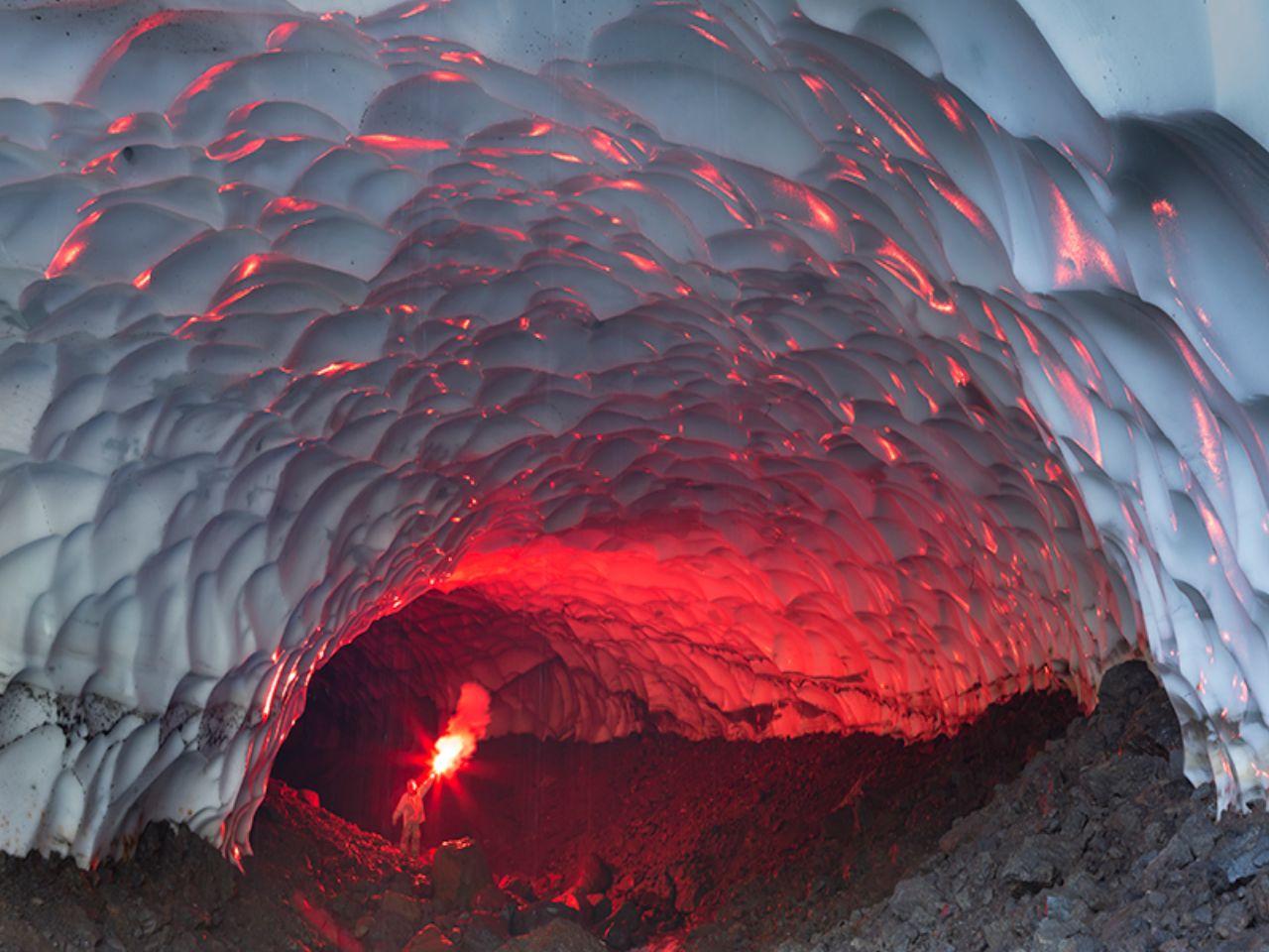 обои Снежная пещера. Вулкан Мутновский фото