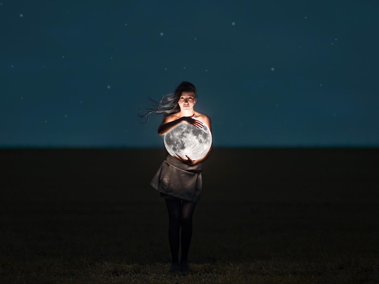 обои Девушка с луной в руках фото