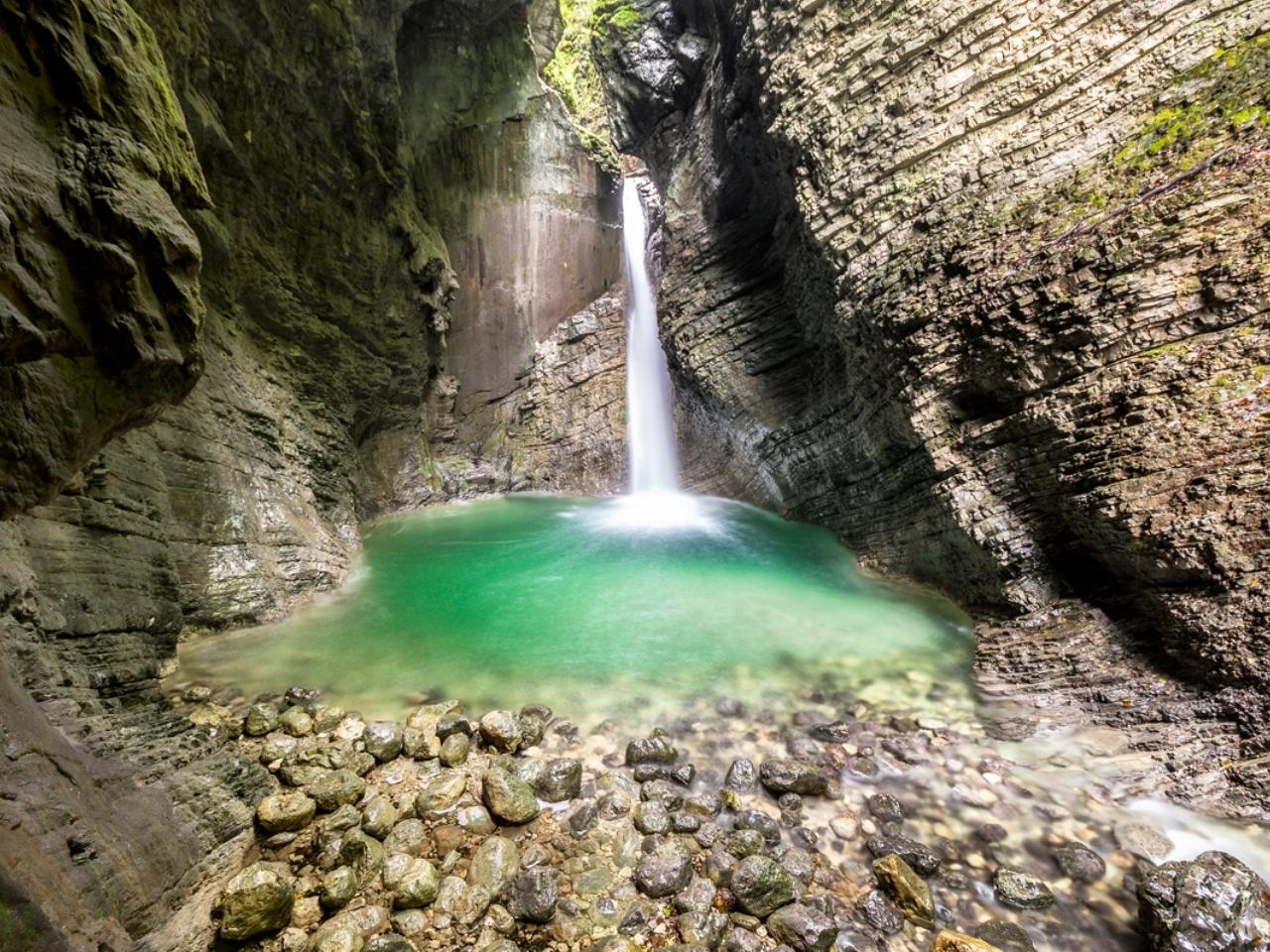 обои Водопад в скале фото