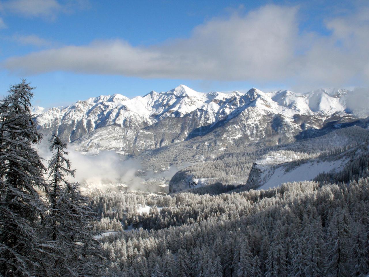 обои Горы со снежными вершинами вдалеке фото