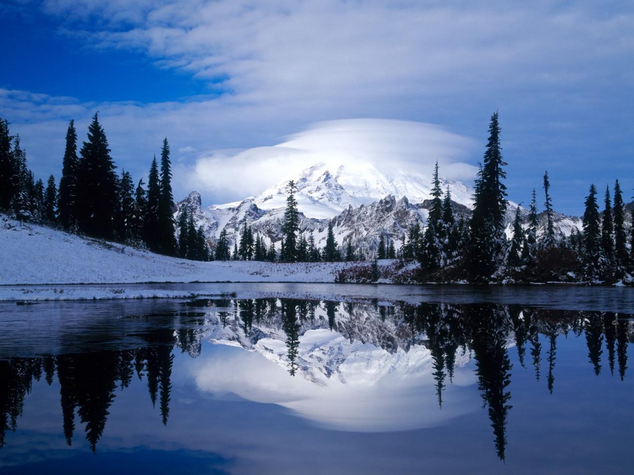 обои Mount Rainier Reflected in Tipsoo Lake, Washington фото