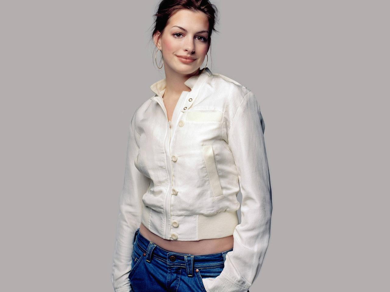 обои Anne Hathaway в белой куртке фото