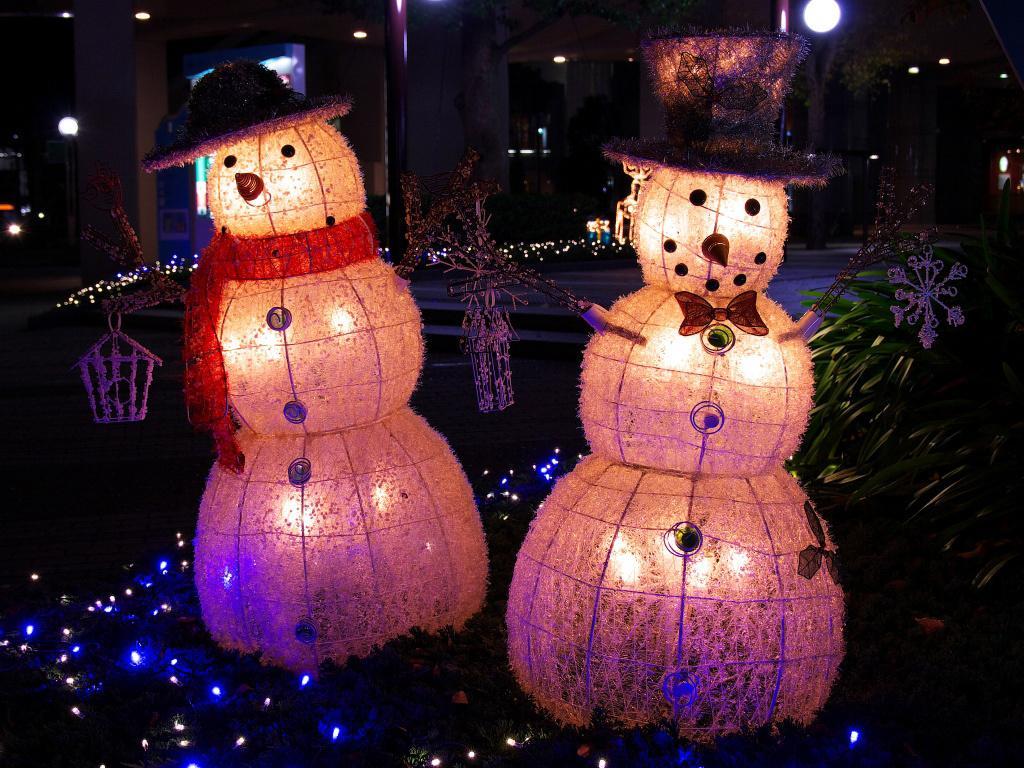 обои Снеговики светятся фото