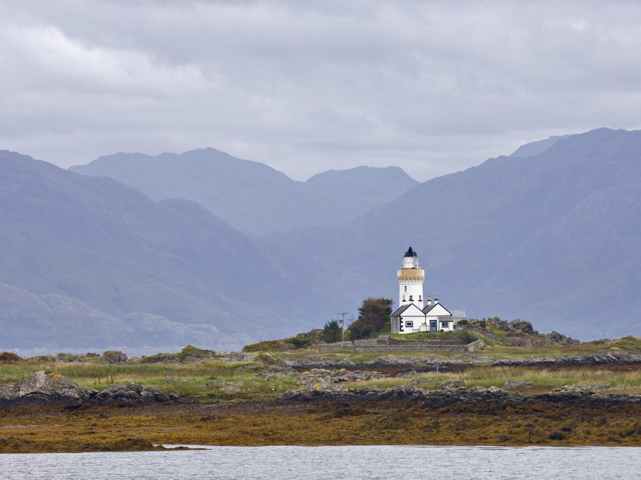 обои Ornsay Lighthouse at Low Tide, Scotland фото