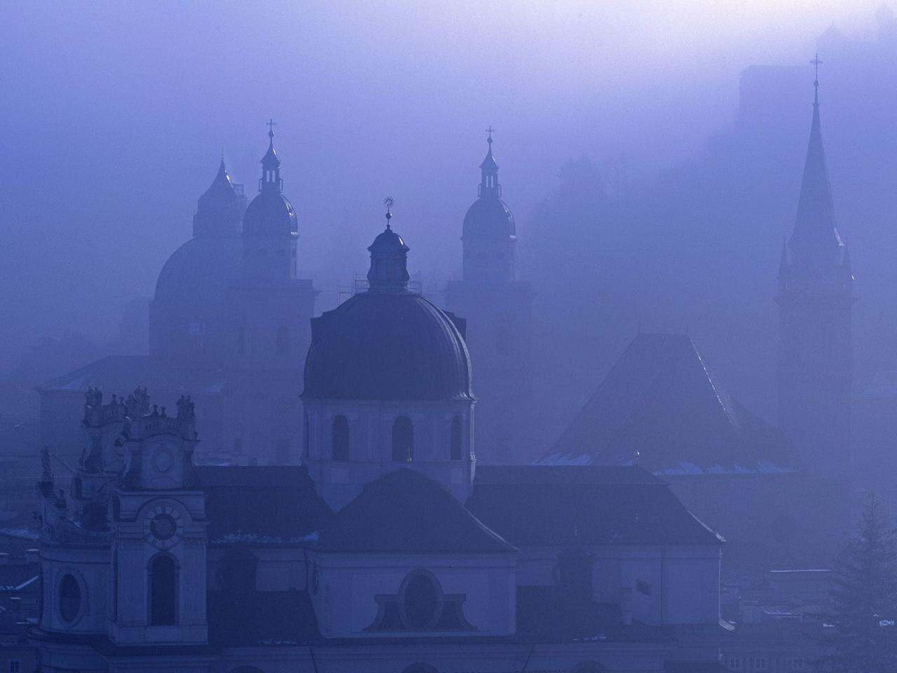 обои Salzburg in Mist, Austria фото