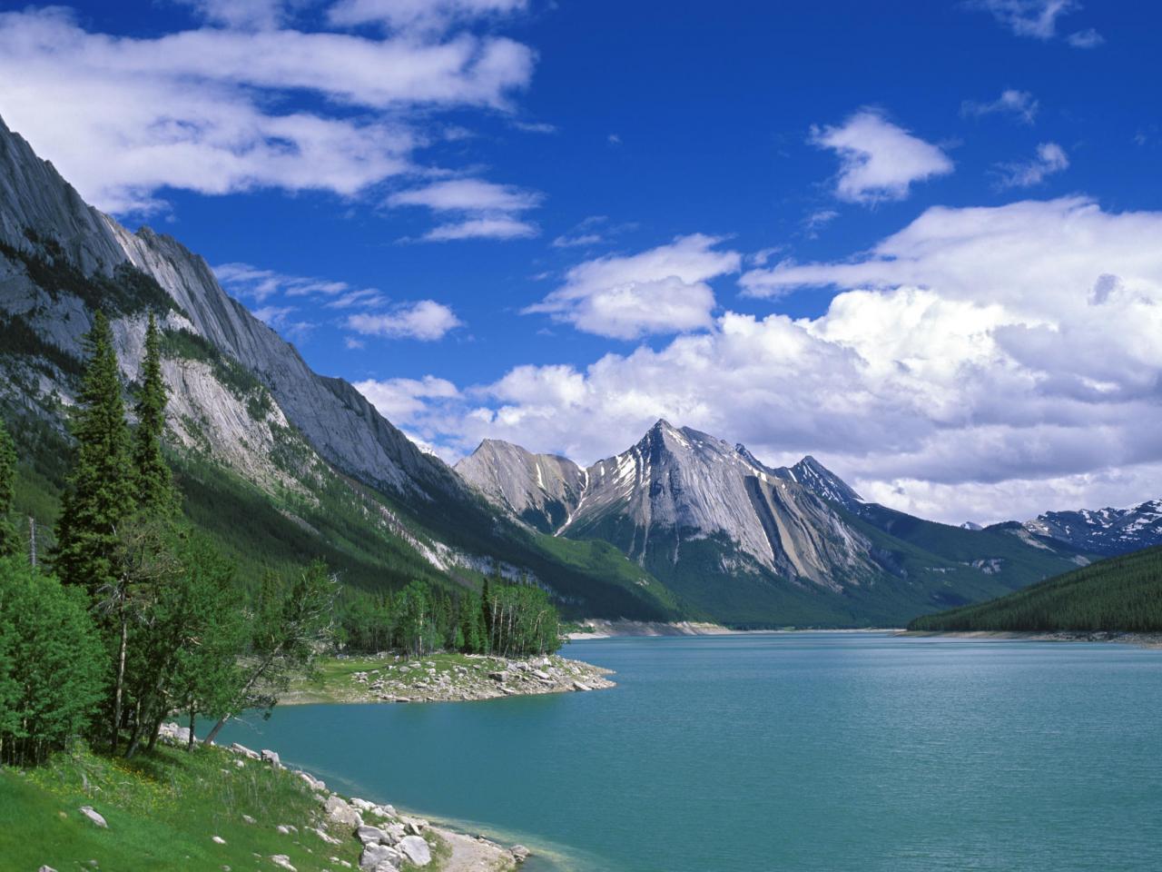 обои Medicine Lake, Jasper National Park, Alberta, Canada фото