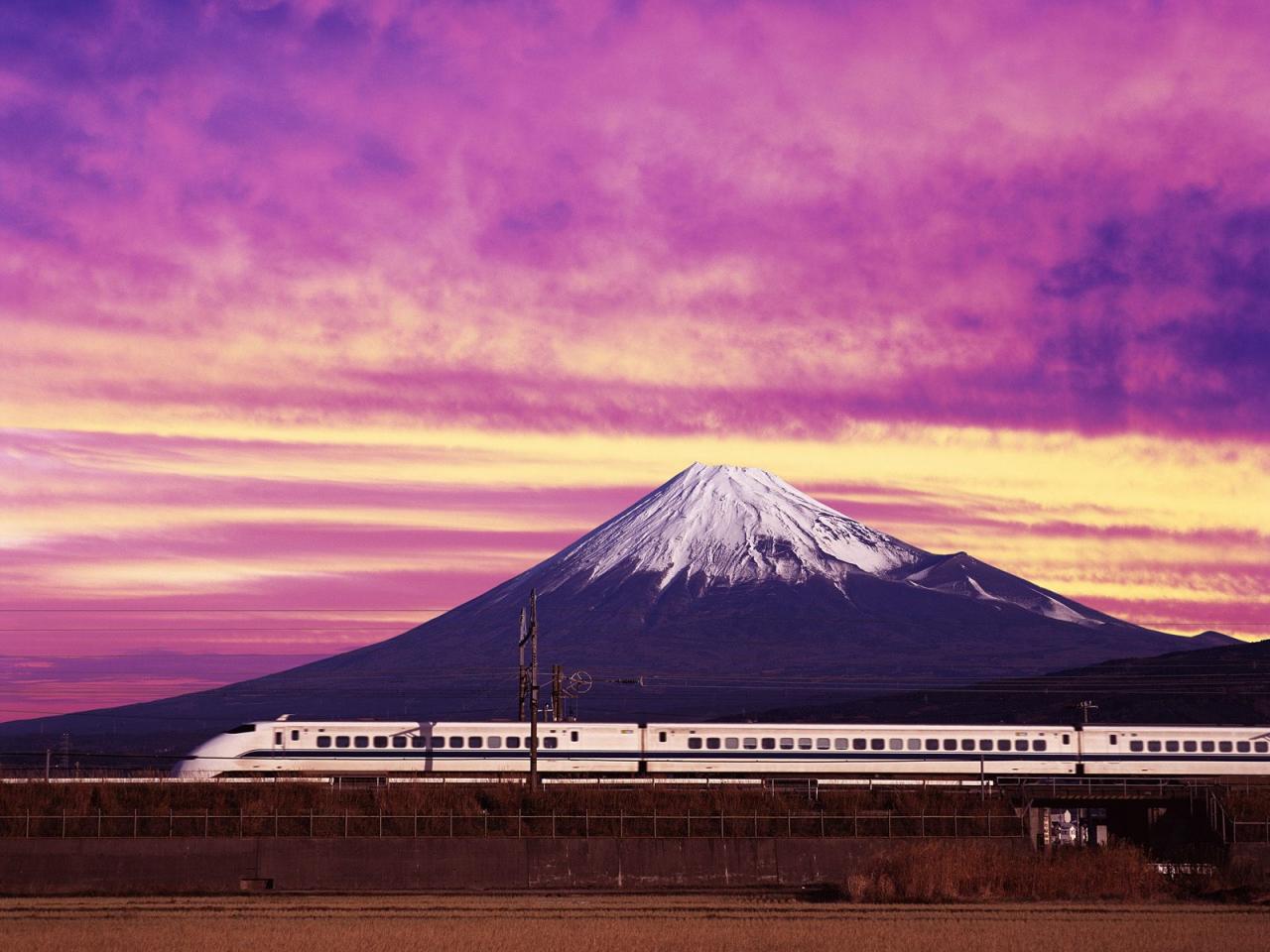 обои Скоростной поезд на фоне вулкана фото