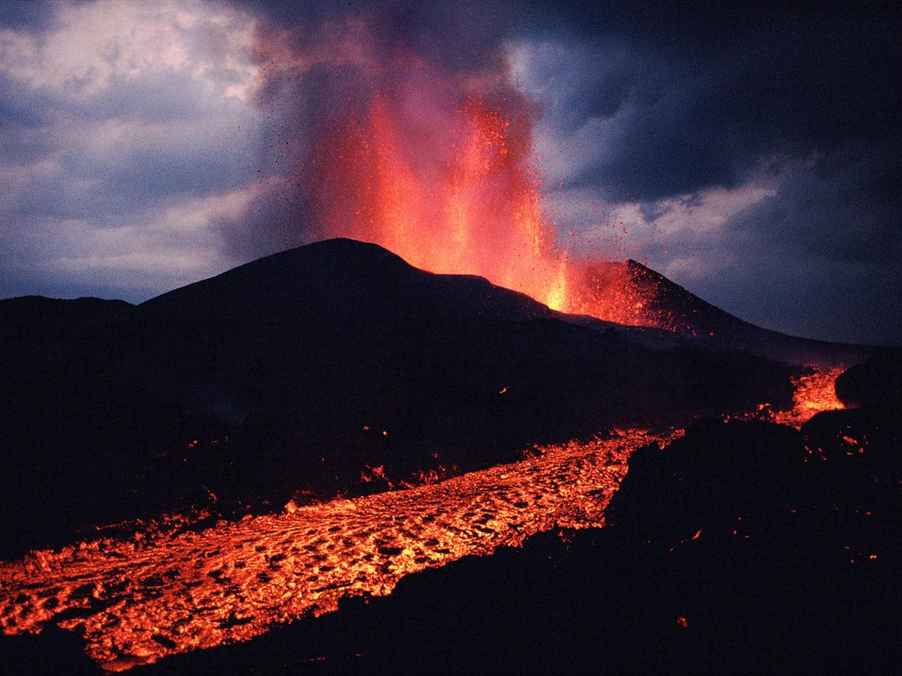 обои Kimanura Volcano Erupting Virunga National Park фото