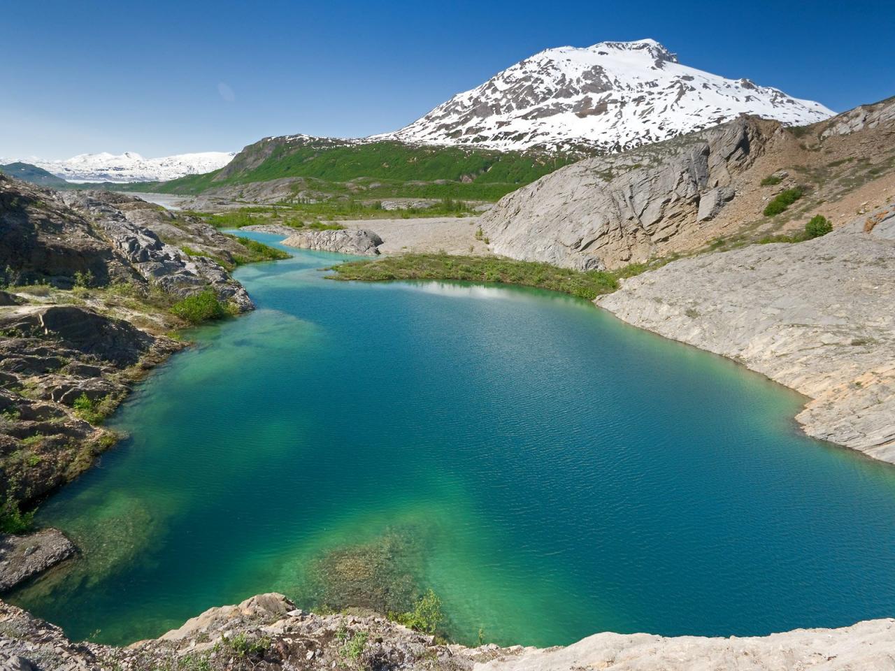 обои Lake Along the Alsek Rive, Canada фото