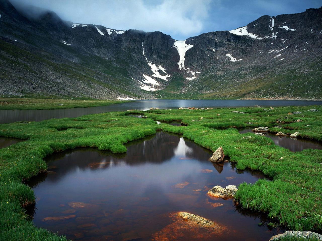 обои Summit Lake Below Mount Evanst, Colorado фото