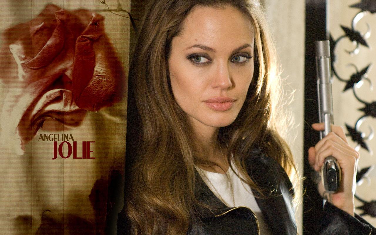 обои Angelina Jolie с оружием фото