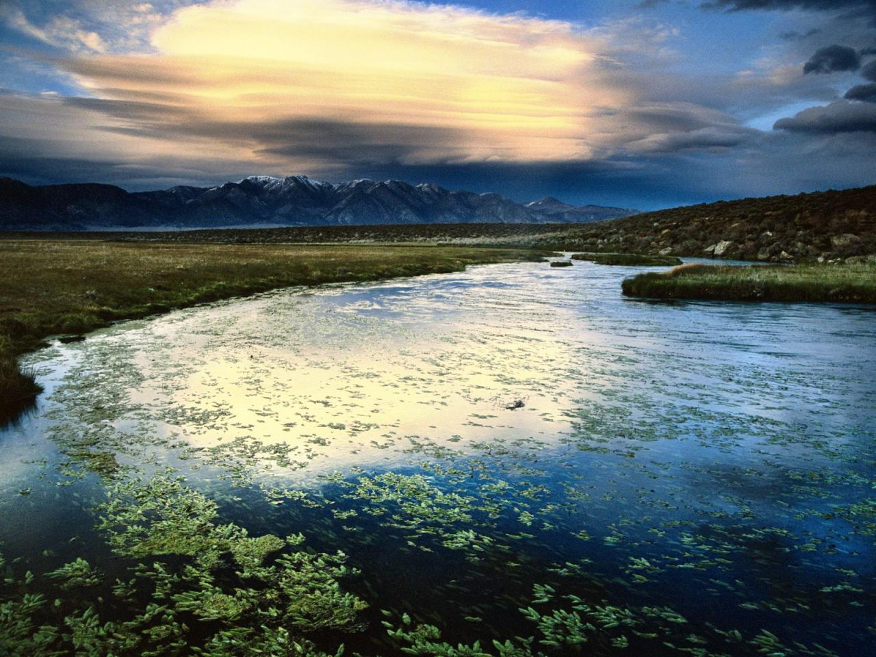 обои Lenticular Cloud Reflecting in Hot Creek, California фото