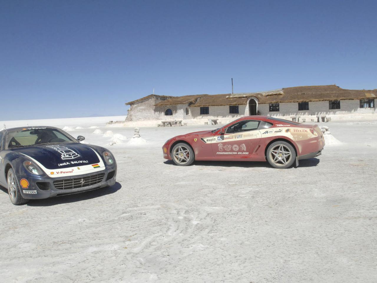 обои Ferrari in desert фото