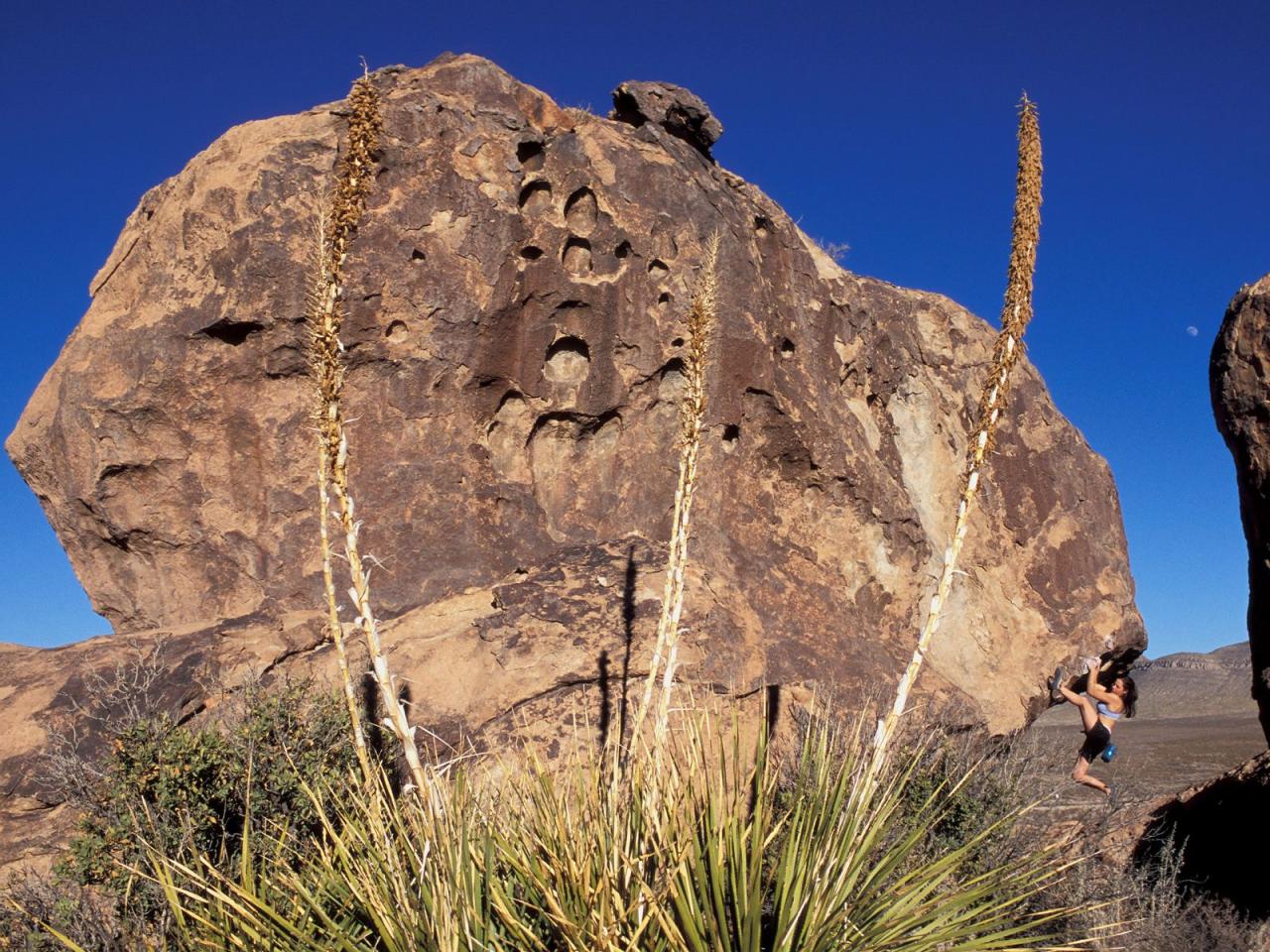 обои Bouldering the Sea of Choss, Hueco Tanks Historic Site, Texas фото