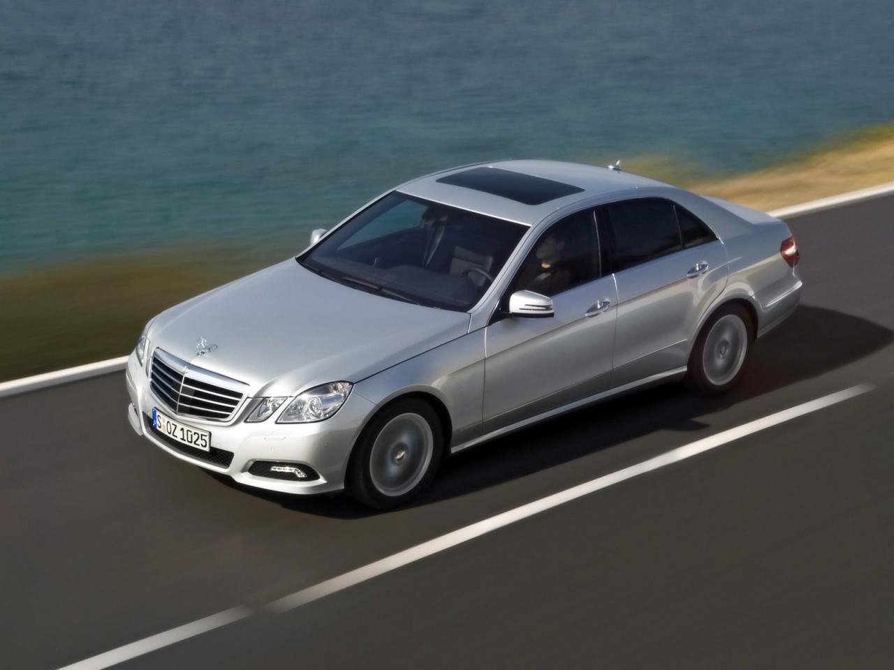 обои Mercedes-Benz - E-Class - на дороге фото