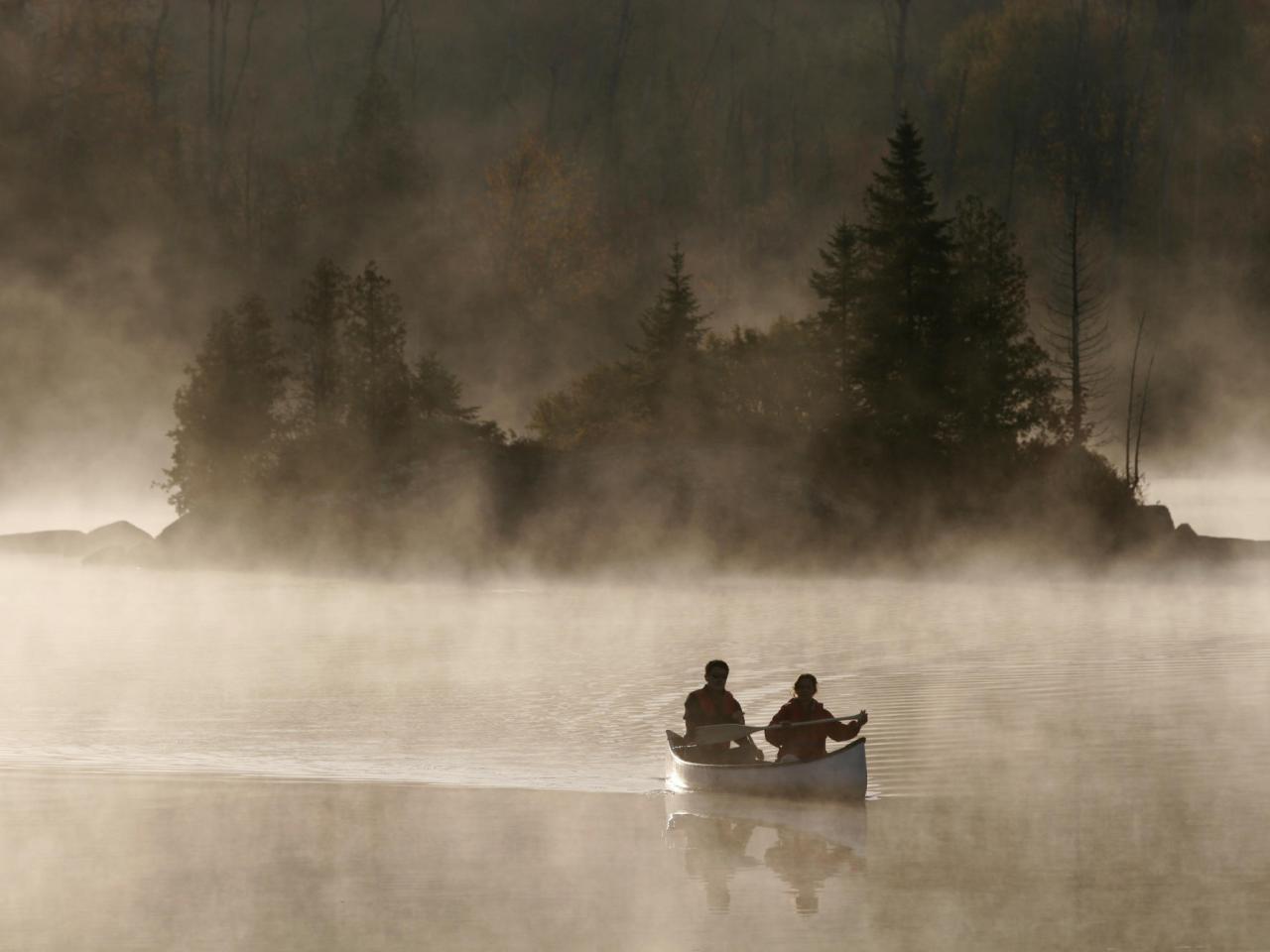 обои Canoeing at Dawn фото