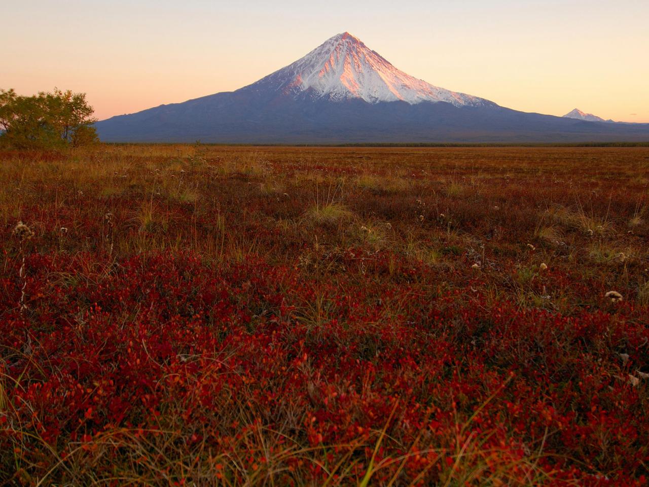 обои Kronotsky Volcano at Sunset, Kamchatka, Russia фото