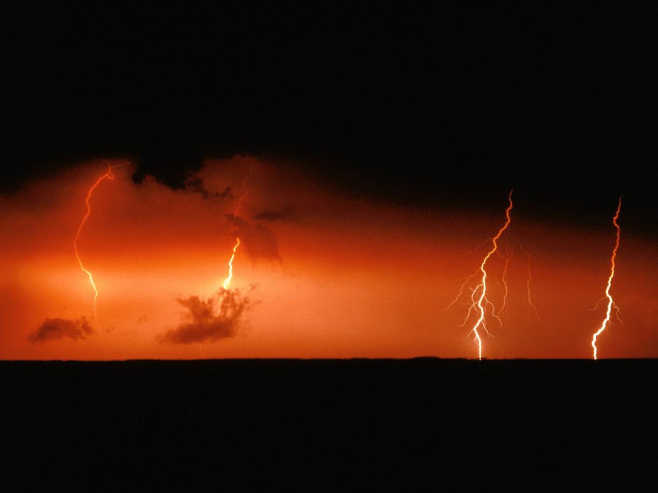 обои Lightning Bolts over Chesapeake Bay фото