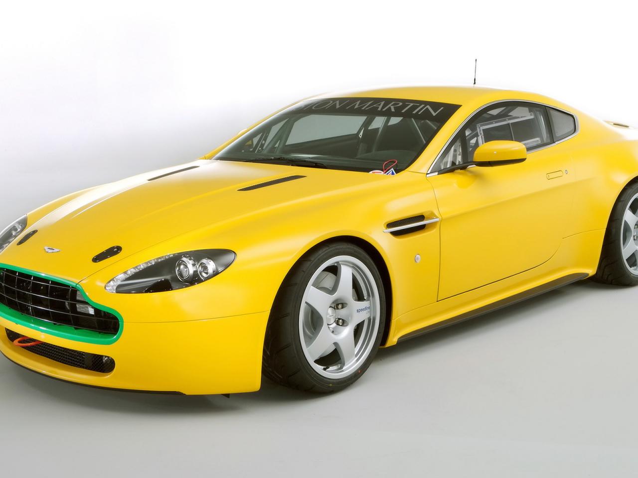 обои Жёлтый Aston Martin V8 Vantage фото