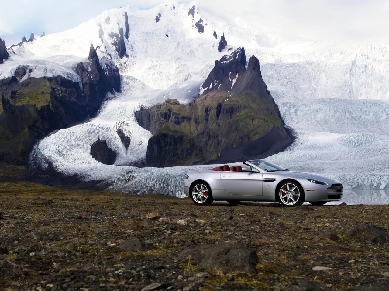 обои Aston Martin V8 Vantage Roadster фото