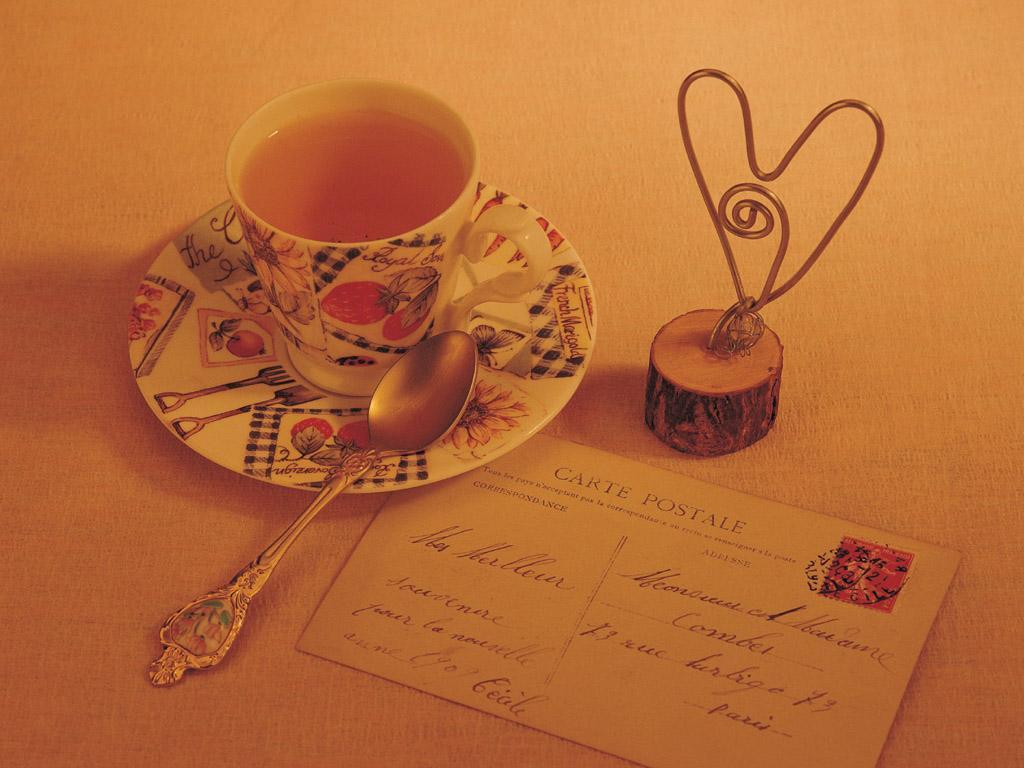 обои Утренний чай, почтовая открытка и статуэтка в виде сердца фото