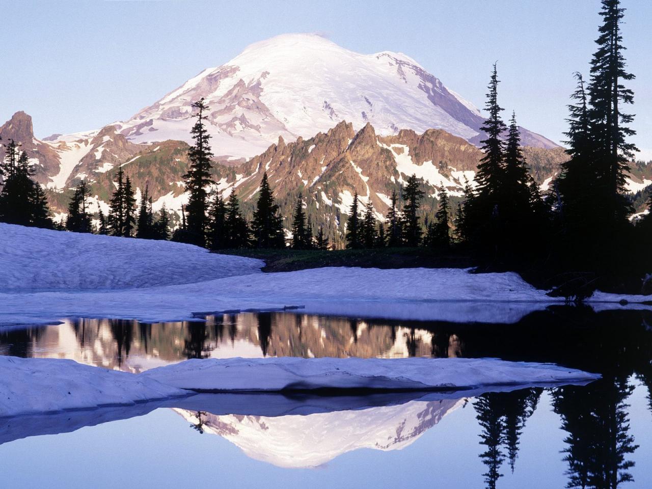 обои Cool Reflections, Tipsoo Lake, Mount Rainier, Washington фото