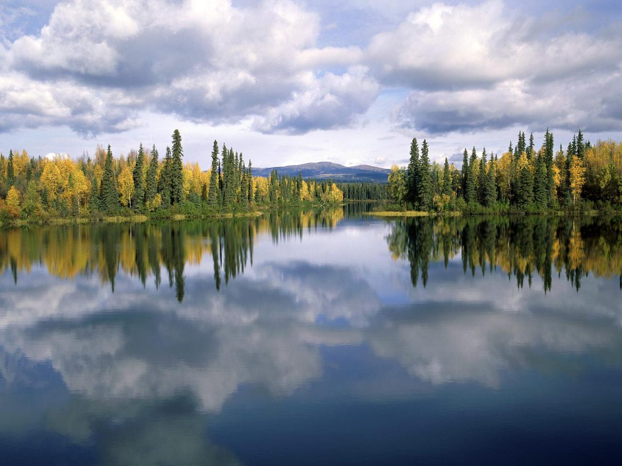 обои Dragon Lake, Yukon, Canada фото