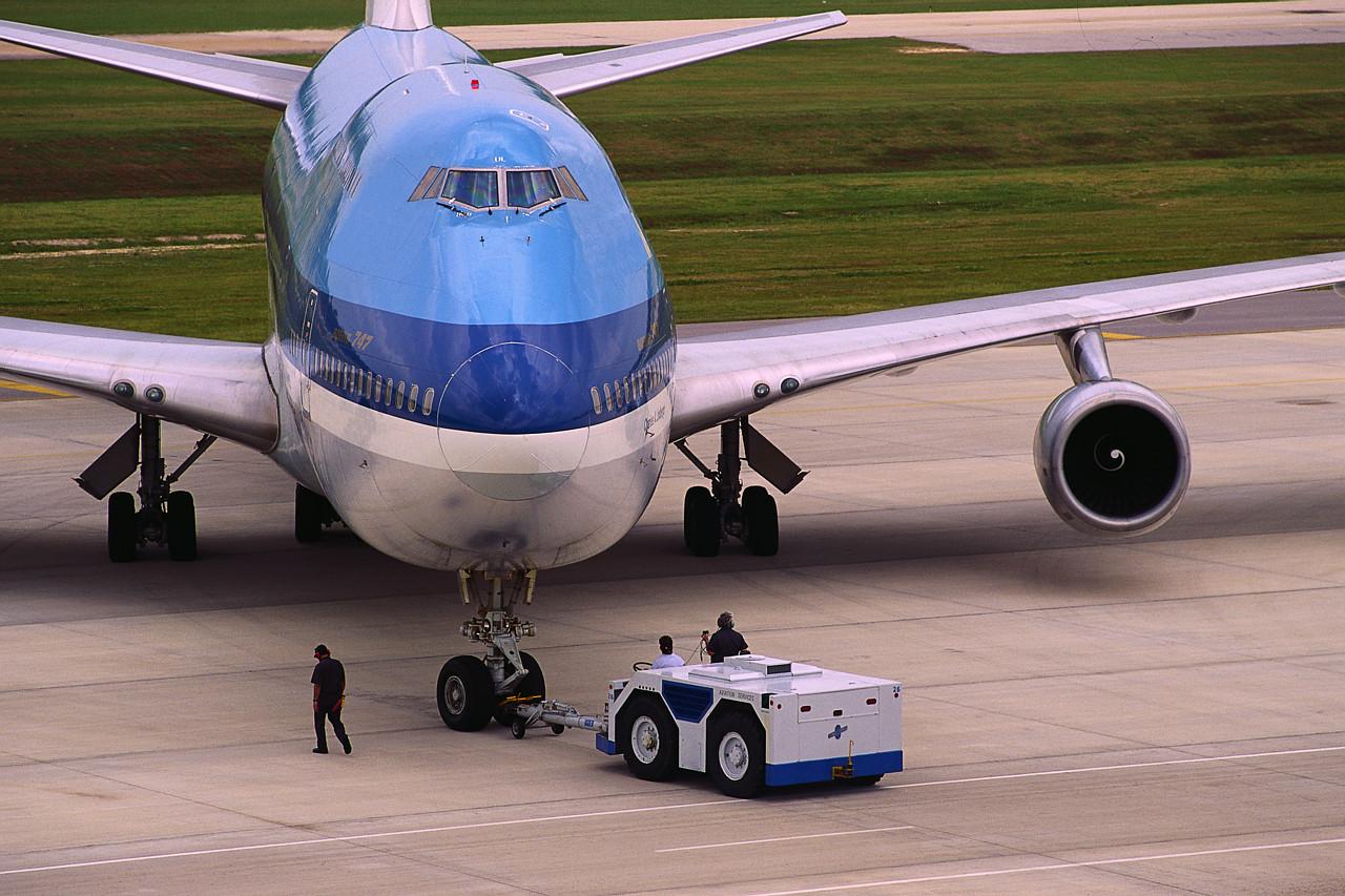 обои BOING 747 ВЕЗЕТ НА СТОЯНКУ фото