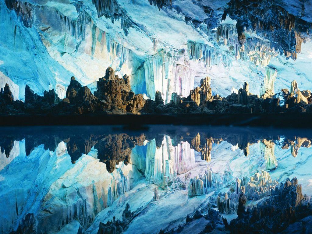 обои Stalactites and Stalagmites Reflected in Reed Flute Cave, Guilin, China фото