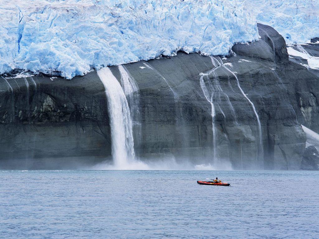 обои Kayaker and Hanging Glaciers, Icy Bay, Alaska фото