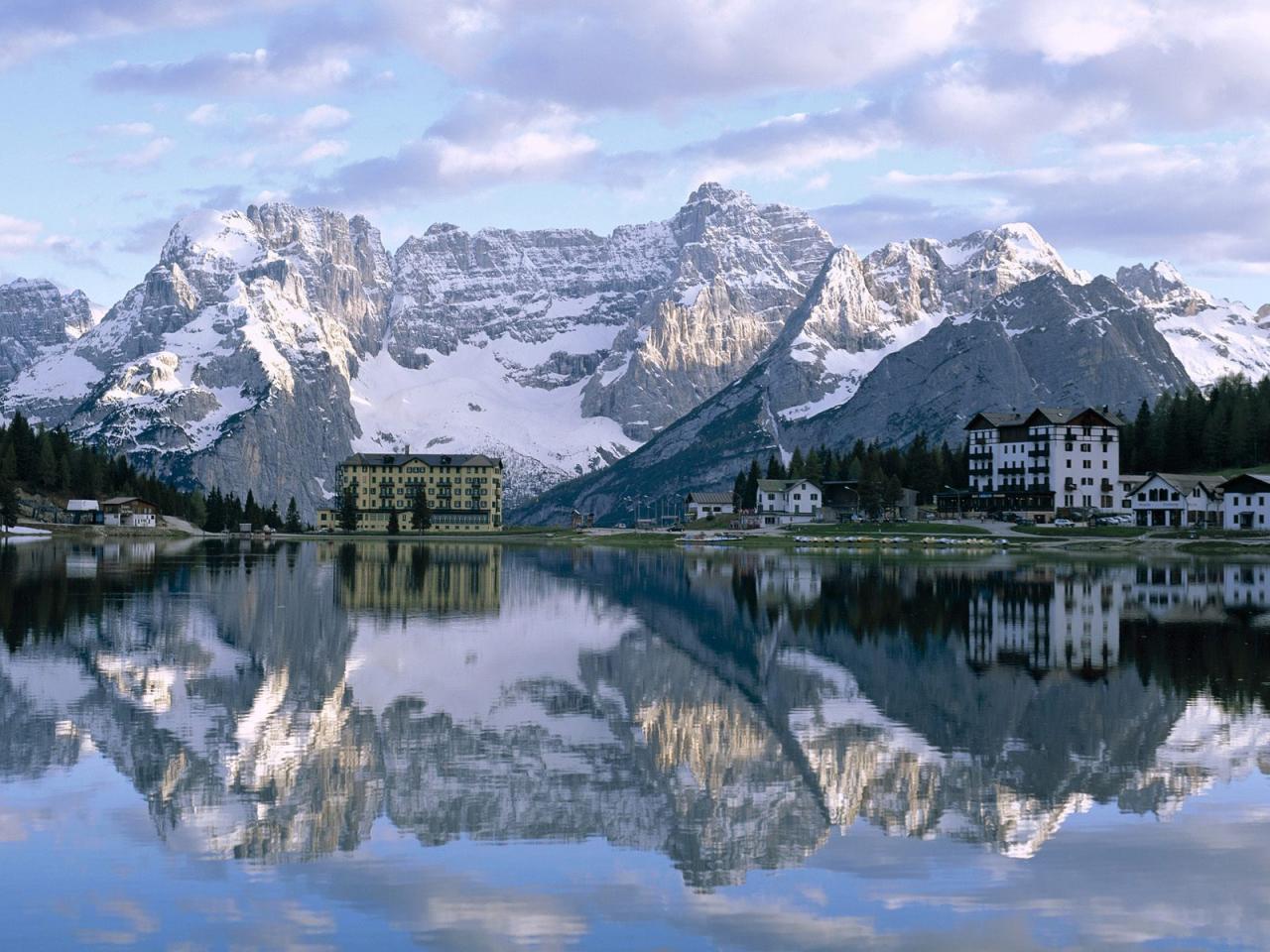 обои Misurina Lake, Sorapiss Peaks and the Dolomites, Italy фото