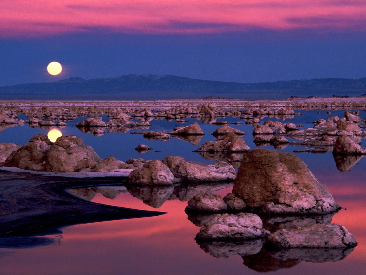 обои Moonrise at Mono Lake, California фото