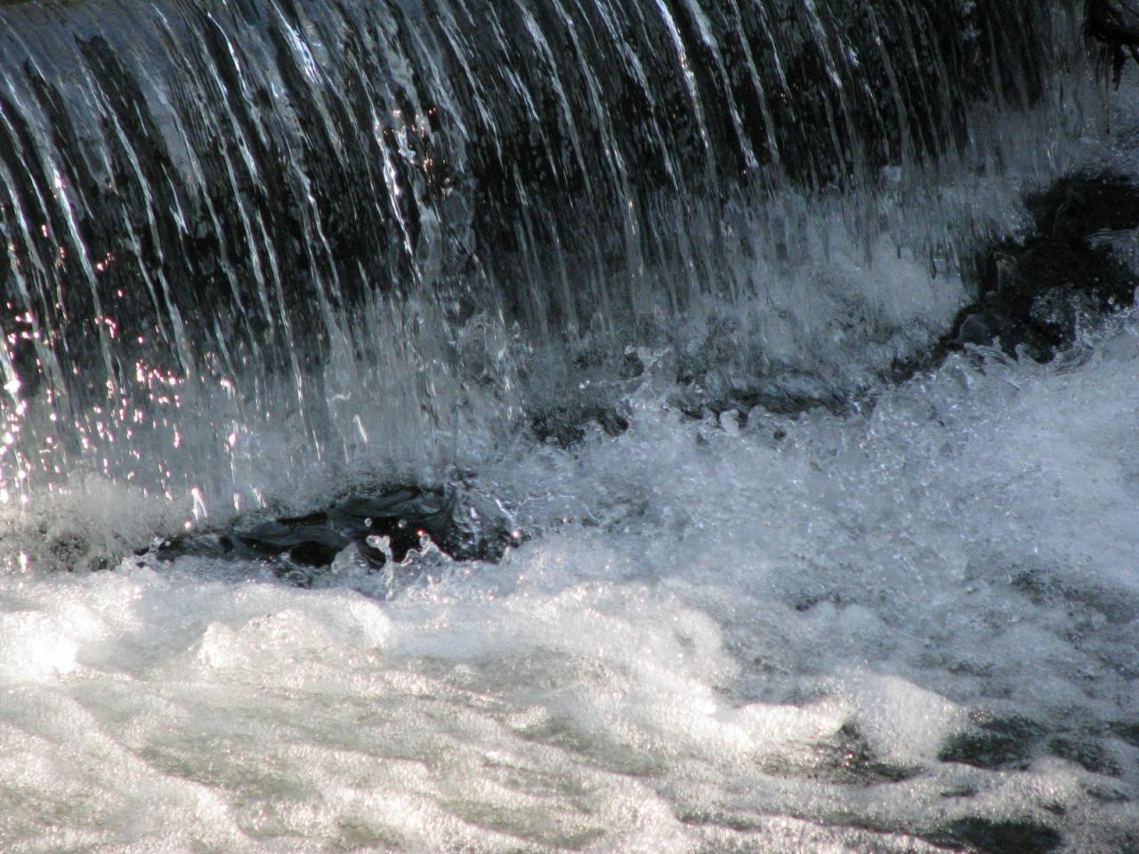 обои Водопад и пена на воде фото