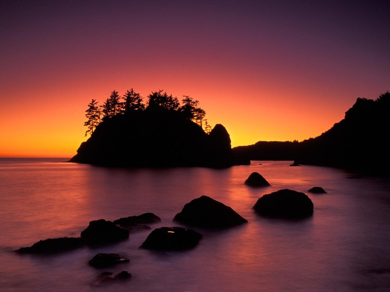 обои Seastacks Silhouetted at Sunset, Trinidad, California фото