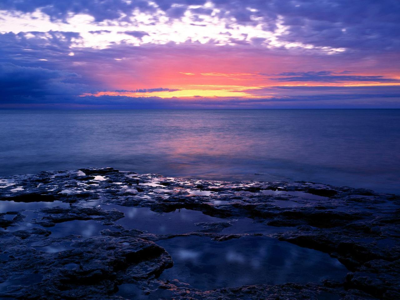 обои Sunrise Light on the Rocky Shores of Lake Michigan фото