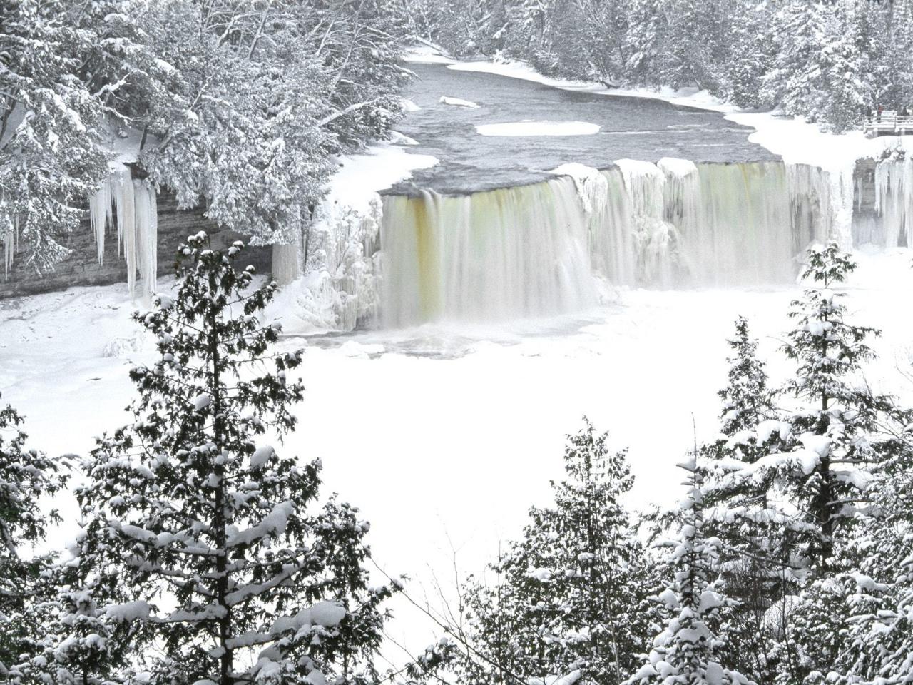 обои Tahquamenon Falls  in Winter, Michigan фото