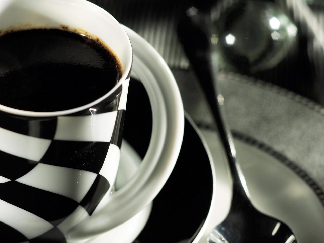 обои Крепкий кофе  в черно-белой чашке фото