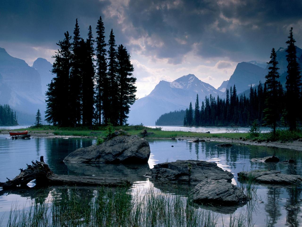 обои Spirit Island Maligne Lake, Jasper National Park, Alberta фото