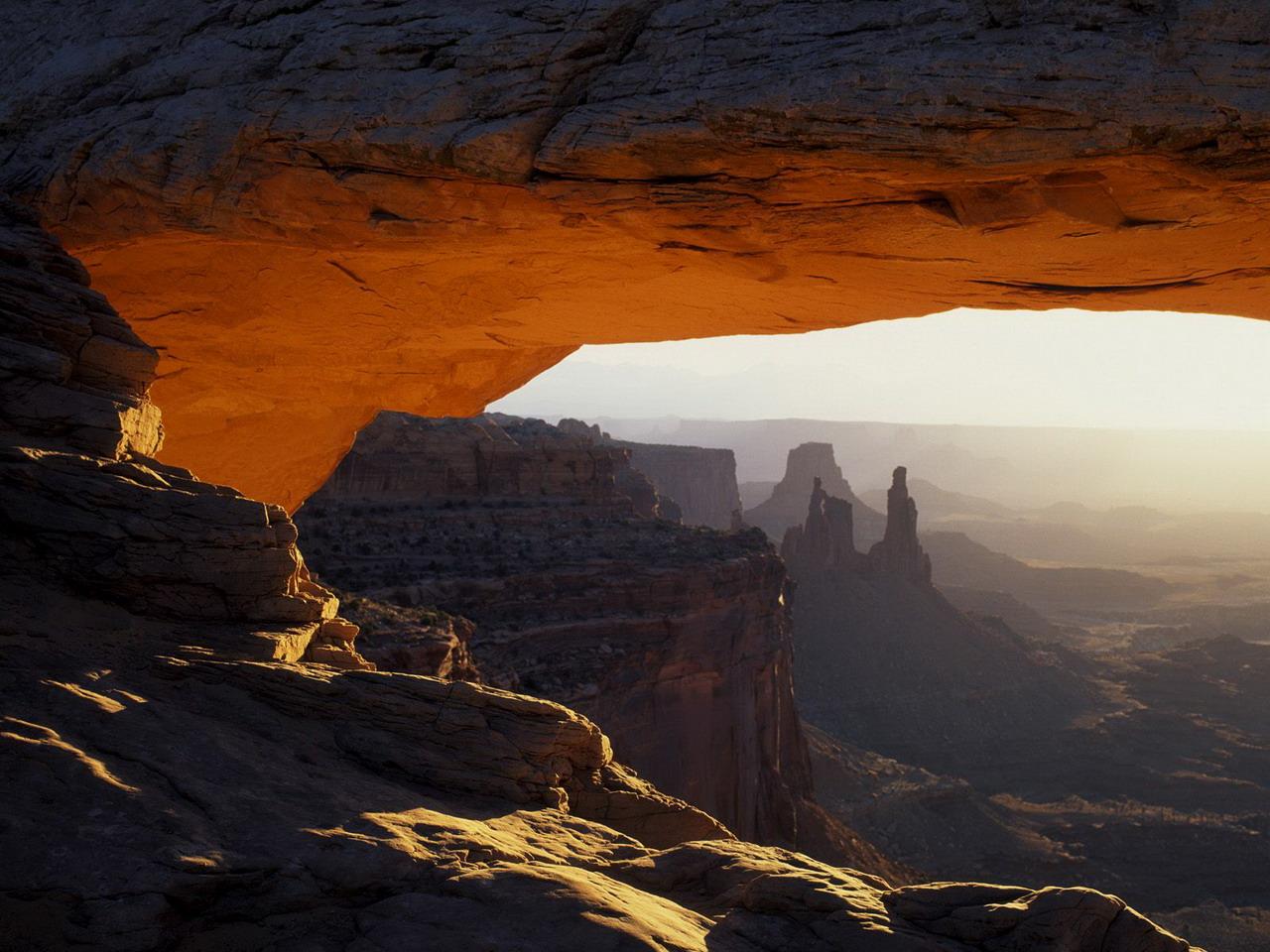 обои First Light on Mesa Arch, Canyonlands National Park, Utah фото