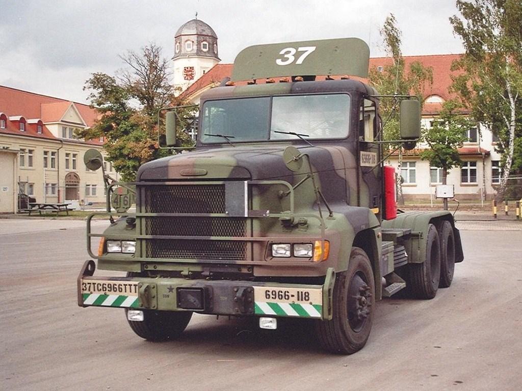 обои Армейский тягач Freightliner фото