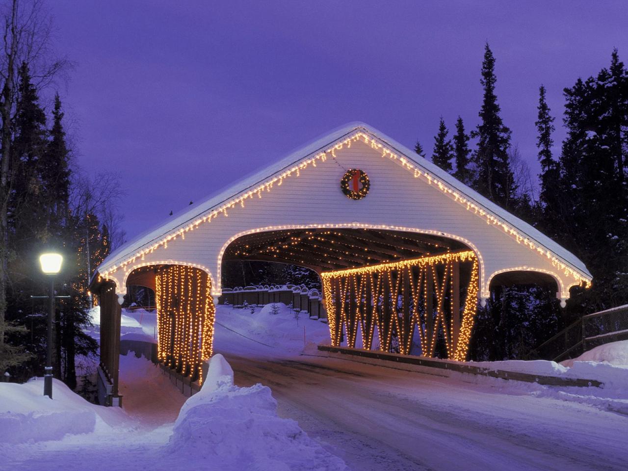 обои Christmas Covered Bridge, Alaska фото